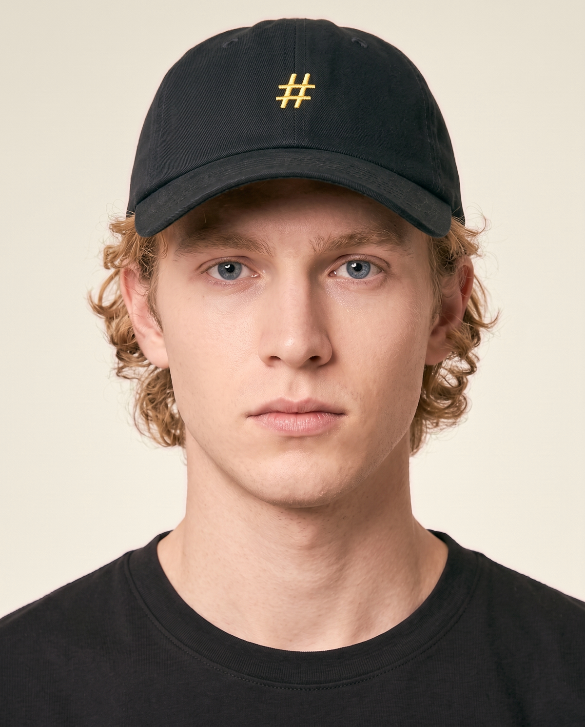Dièse cap with gold embroidery — Deep black